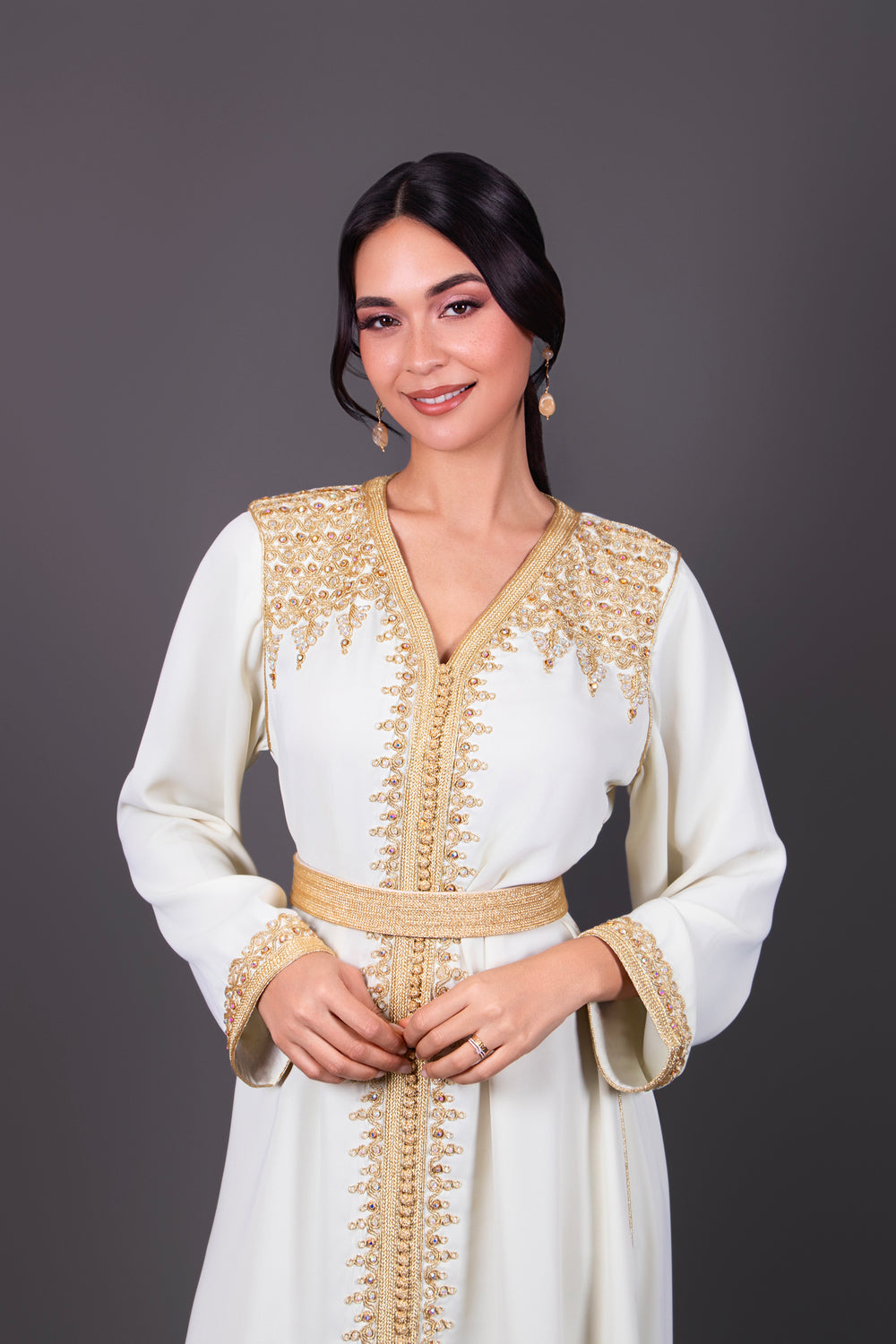 Caftan Adelia – Col V en Crêpe Brodé Or | Caftan Marocain Femme